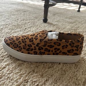 6.5 cheeta print slides. Never worn
